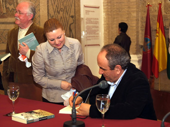 El autor firmando libros