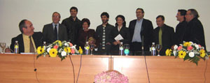 Los poetas y escritores asistentes al acto Los poetas y escritores asistentes al acto