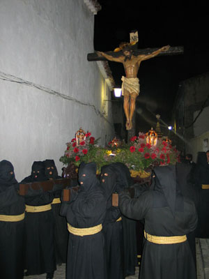 El Cristo crucificado, portado por las braceras de la Hermandad