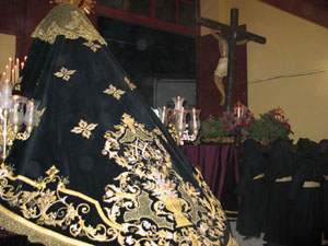 La Virgen de los Dolores y el Cristo Crucificado, en su salida desde la Casa de Hermandades