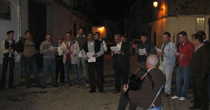 Los mozos dando la serenata