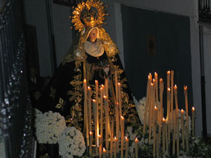 La Virgen de los Dolores, con su nuevo manto negro bordado en oro