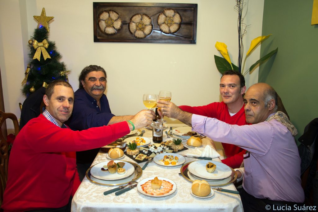 Hermanos de Santa Lucía 2016 durante una de las catas de vino del 12 de diciembre