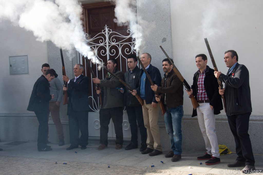 Hermanos de Santa Lucía esperando en la puerta de la parroquia al término de la función religiosa del día 13 de diciembre